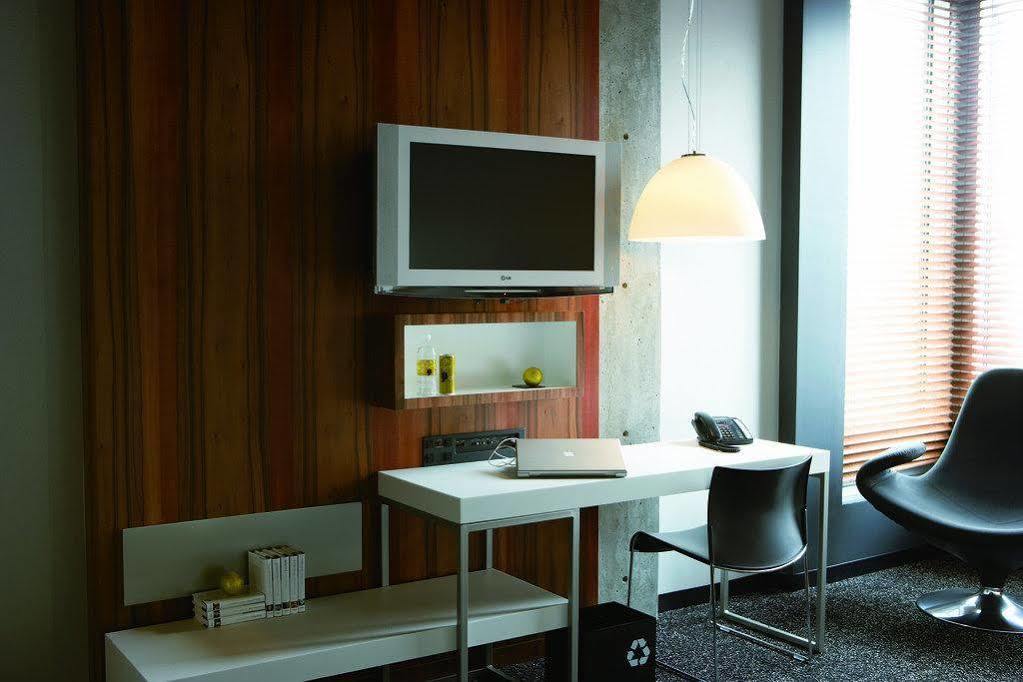 Hotel Alt Quartier Dix30 Brossard Exteriör bild