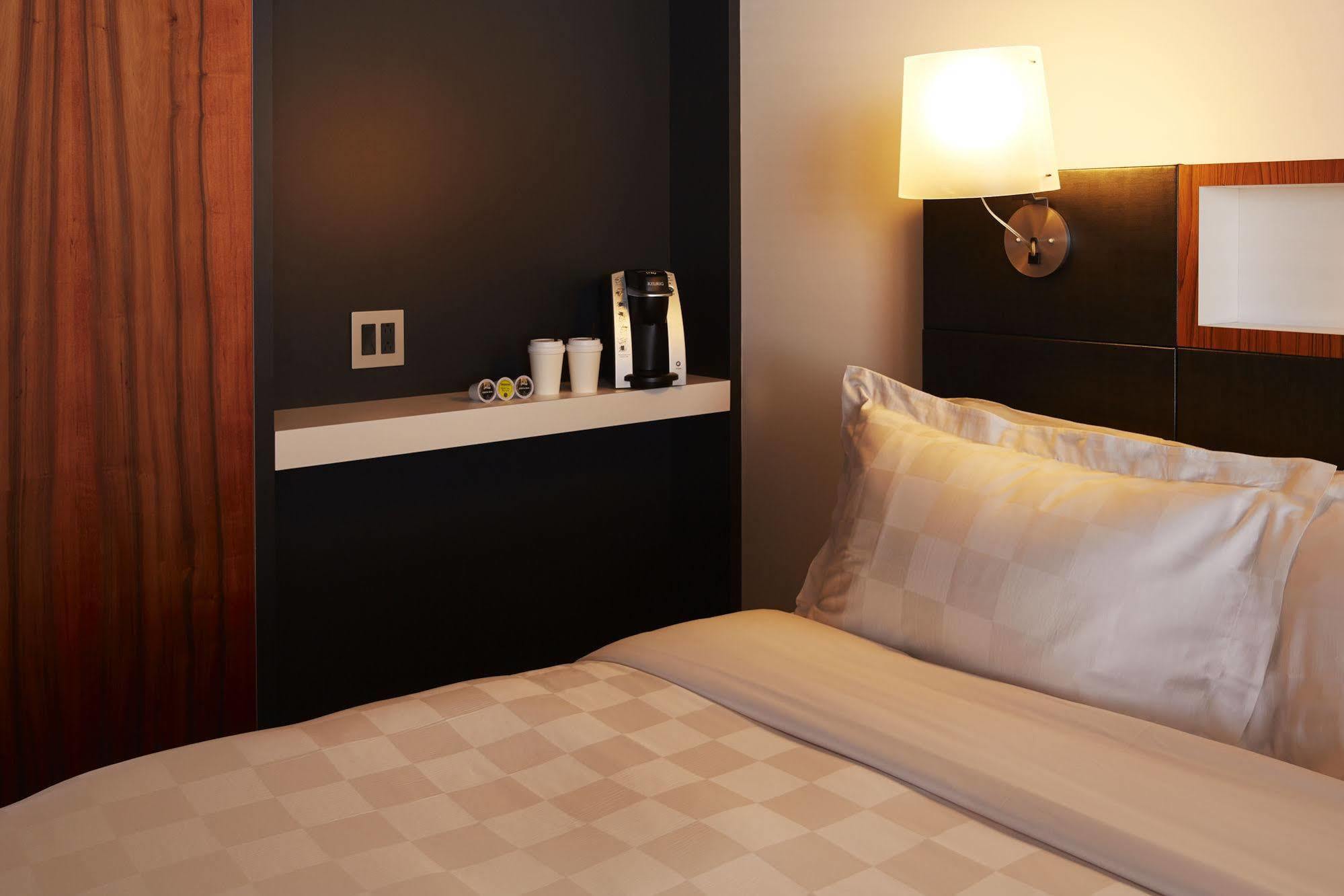 Hotel Alt Quartier Dix30 Brossard Exteriör bild